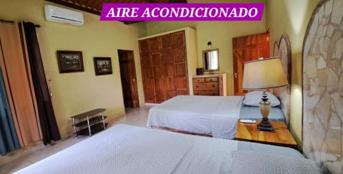 a bedroom with two beds and a sign that reads are aomedaho at Valle Luna in Valle de Anton