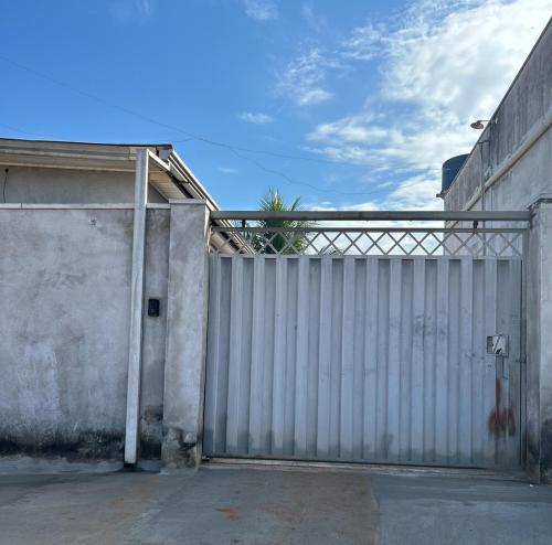 um grande portão de metal num edifício com uma cerca em Casa mobiliada - Rondônia Rural Show em Ji-Paraná