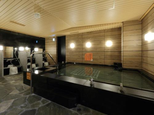 名古屋的住宿－名古屋榮北 APA 飯店，游泳池位于客房中间