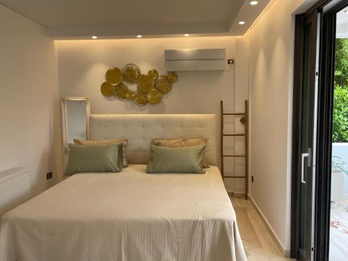 Kavouri Retreat, Only pines hide the sea