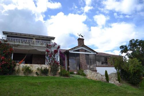 Taman di luar Miravalle Suites