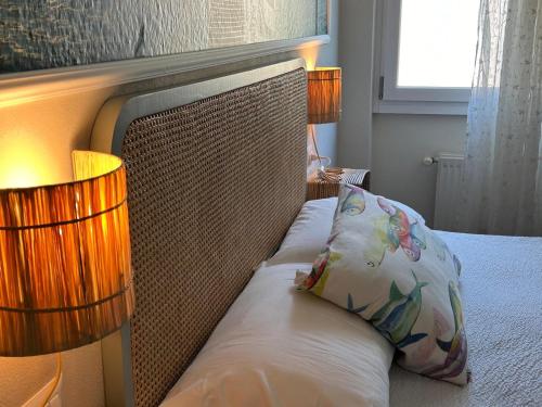 een slaapkamer met een bed met twee lampen erop bij Varenna Guest House in Varenna