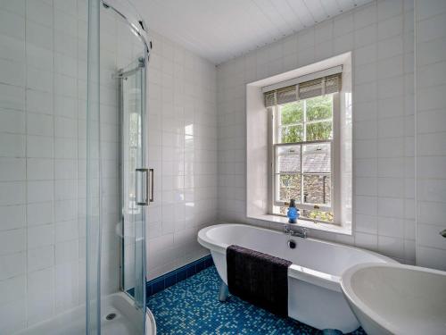 baño con bañera, lavabo y ventana en 3 Bed in Lakeside 94925, en Lake Side