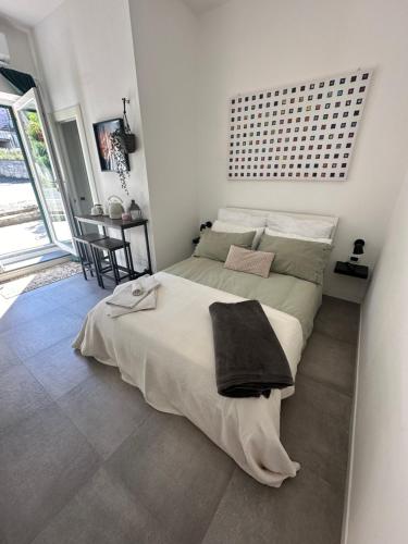 Un dormitorio con una cama grande en una habitación. en La Quercia, en La Spezia