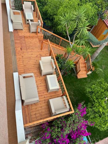 an overhead view of a deck with lounge chairs and flowers at Villa Verde Vlore in Vlorë