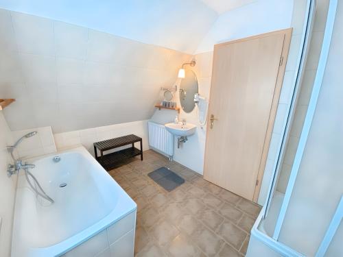 Et badeværelse på Seeurlaub Müritz - Haus Kranichflug, nur 200m zur Müritz