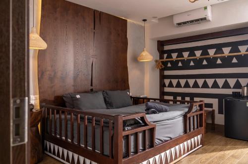 1 dormitorio con cama de madera y sofá en Le's home boutique homestay in the center Hanoi Old quarter, en Hanói