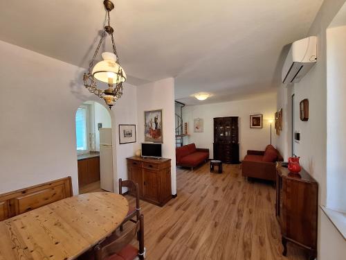 Una sala de estar con una mesa y un comedor. en Alle Ceramiche, en Udine