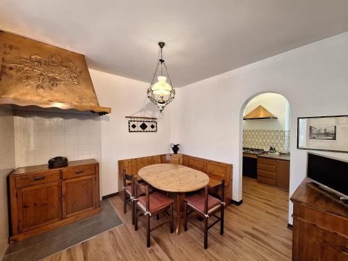 Una cocina con una mesa y sillas en una habitación. en Alle Ceramiche, en Udine