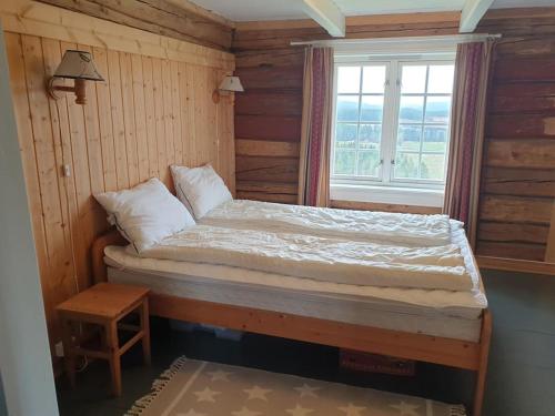 un letto in una stanza con una finestra di Newly renovated house on a farm a Berge