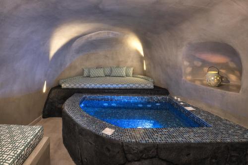 Elia 2 bedroom cavehouse with indoor jacuzzi