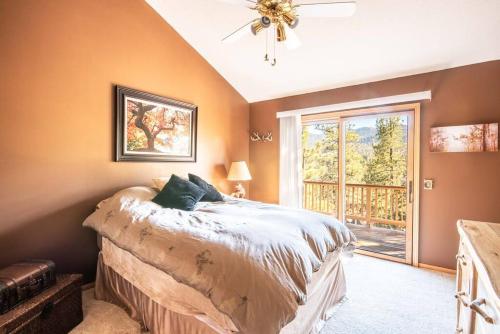 Ένα ή περισσότερα κρεβάτια σε δωμάτιο στο Grand View Lodge W/ Spa & Pool Table & Mountain