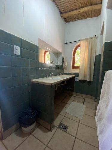uma casa de banho com um lavatório e um espelho em Capec Alojamiento em Tilcara