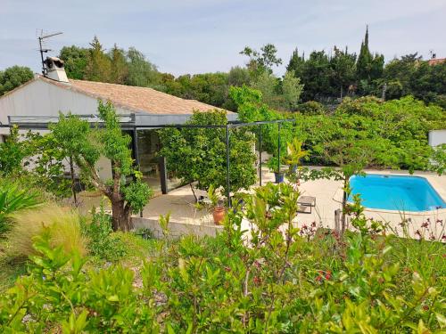 une maison avec une cour et une piscine dans l'établissement VILLA climatisée, avec 3 Chambres , Piscine, et terrain arboré, à Saint-Cyr-sur-Mer