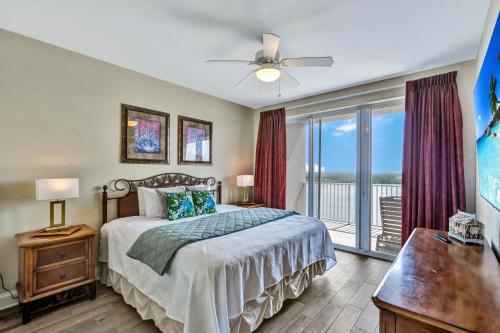Postel nebo postele na pokoji v ubytování Sunshine Oasis - Orlando Lakefront Luxury