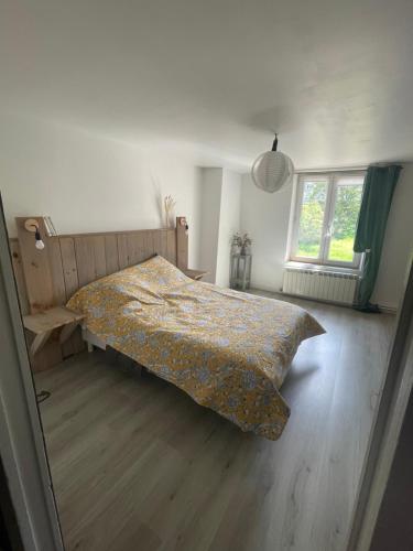 ViterneにあるMaison de campagne avec jardinのベッドと窓のある寝室