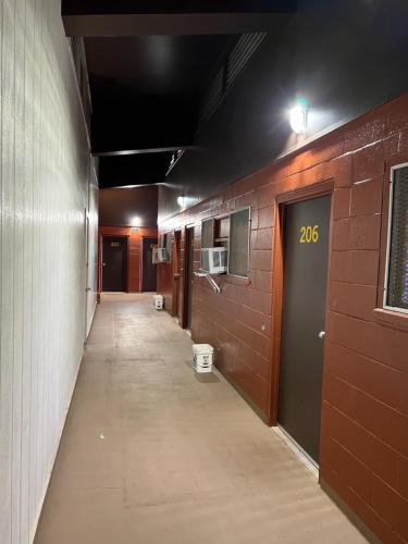 um corredor vazio num edifício com um sinal na parede em Tip Top Motel em Lihue