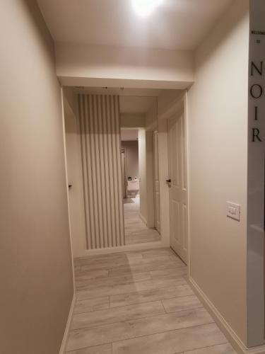 Fotografie z fotogalerie ubytování Noir Apartment v destinaci Haţeg