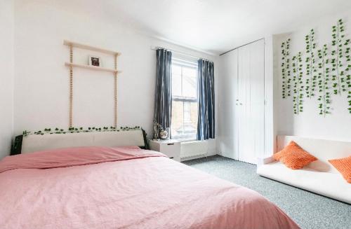 a bedroom with a pink bed and a window at City center spacious bedrooms in Kent