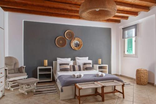een slaapkamer met een kingsize bed en een stoel bij BATIS Beach House in Kypri