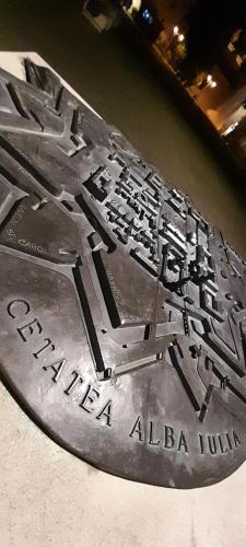 a metal plate with the name of aahuzonavelt at Apartment boulevard Cetate in Alba Iulia