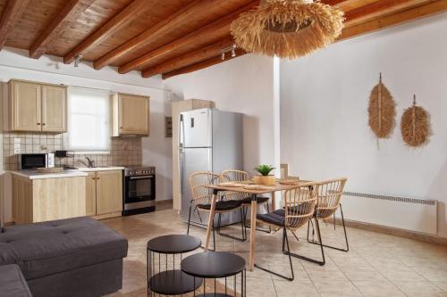 una cucina e un soggiorno con tavolo e sedie di BATIS Beach House a Kipri