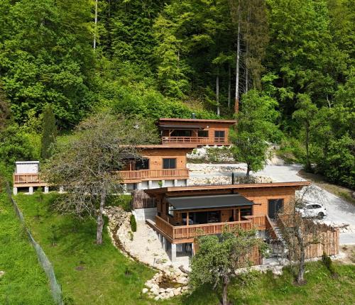 an aerial view of a house in the woods at Romantikchalet in Vorra