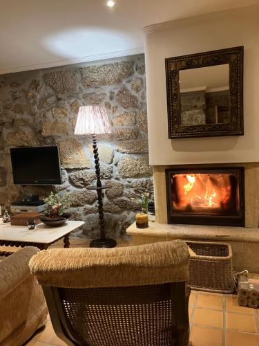 Televisyen dan/atau pusat hiburan di Bergui Guesthouse - Em Guimarães desde 2017