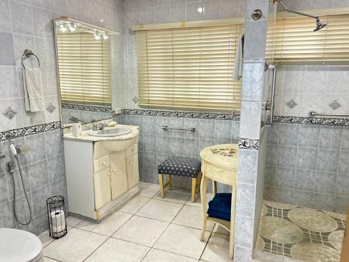 a bathroom with a sink and a shower and a table at CafeGourmetPtaCorona in San Carlos