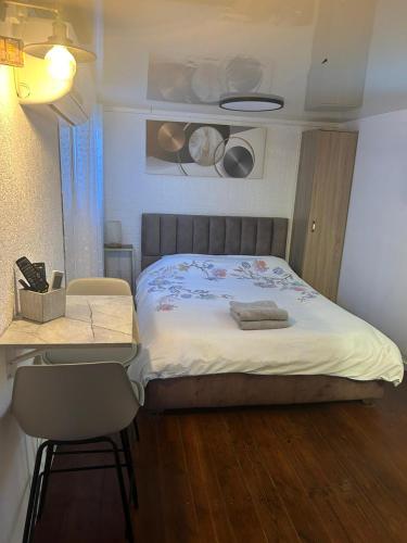 a bedroom with a bed and a table and chairs at קאסה גומז in Kiryat Ekron