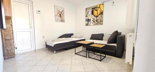 uma sala de estar com um sofá e uma mesa em Apartment Vlado em Vrsar
