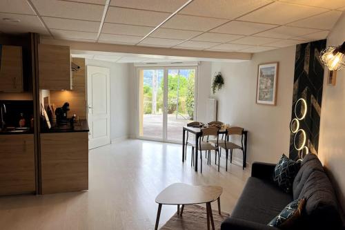 un salon avec un canapé et une table dans l'établissement Le Refuge des 3M, à Vecoux