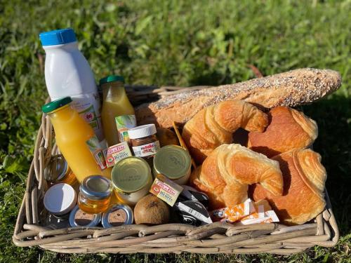 un panier rempli de pain et de bouteilles de lait dans l'établissement Le Refuge des 3M, à Vecoux