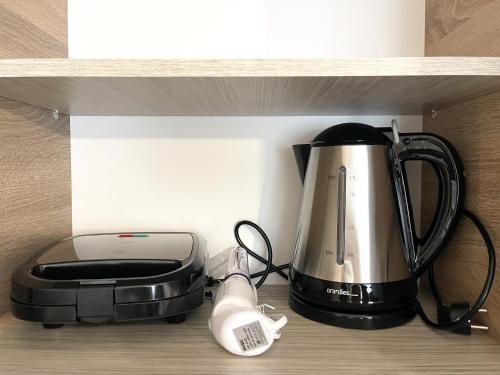 Příslušenství pro přípravu čaje a kávy v ubytování Armonia Guest House