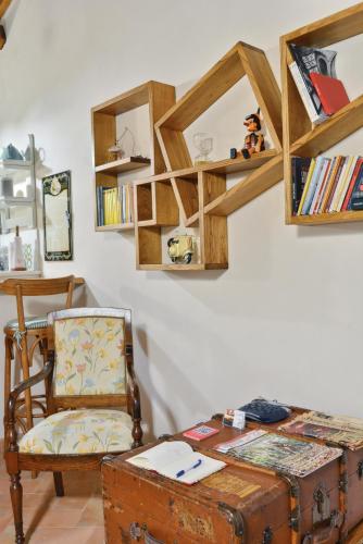 a room with a chair and a desk with a chair at Da Titta in Pitigliano