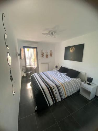 une chambre blanche avec un lit et une fenêtre dans l'établissement Villa avec jacuzzi - 3 chambres, à Béziers