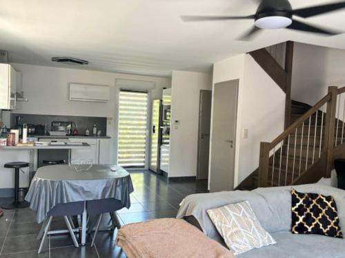 un salon avec un canapé et un ventilateur de plafond dans l'établissement Villa avec jacuzzi - 3 chambres, à Béziers