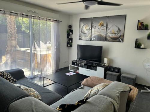 Televisyen dan/atau pusat hiburan di Villa avec jacuzzi - 3 chambres
