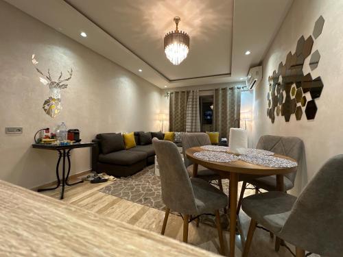 卡薩布蘭卡的住宿－CHIC & COZY appartement très calme，客厅配有沙发和桌子