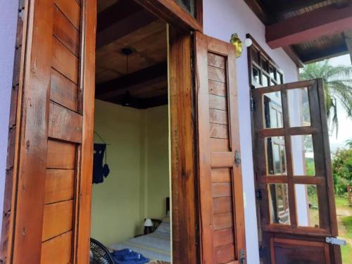 una porta aperta di una casa con una camera di Pousada Residência Balestra a Tiradentes