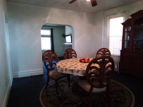 Un comedor con una mesa y sillas y un espejo. en A cozy bedroom for you to relax, en Pittsburgh