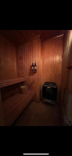 een kleine keuken met een fornuis in een houten ruimte bij Badstue, 3 soverom, nytt bad og kjøkken i Åre in Åre