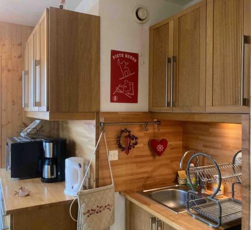 布齊耶比利牛斯2000的住宿－T2 pour 4 pers style chalet pied des pistes，厨房配有木制橱柜、水槽和台面