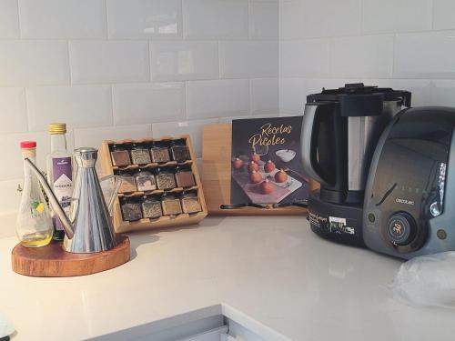 ムルシアにあるCasa Verna Jacuzzi y Barbacoaのキッチン(コーヒーメーカー、コーヒーメーカー付)