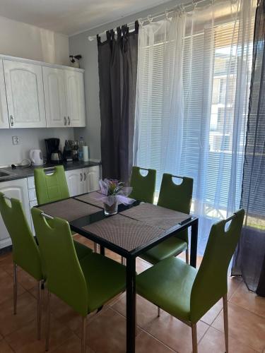 Kuchyň nebo kuchyňský kout v ubytování Jsmit Music&Bar&Apartments, balkóny v apartmánah, bar dole