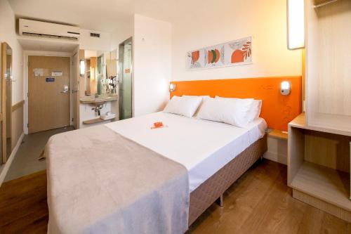Postel nebo postele na pokoji v ubytování HUS Hotel MARINGA