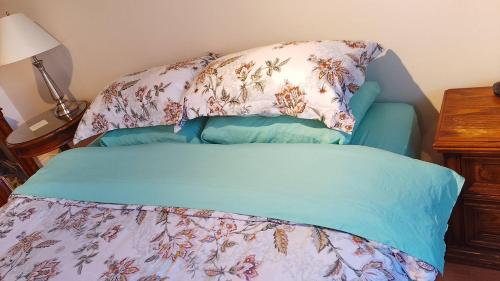 - un lit avec 2 oreillers dans l'établissement Home Away from Home - Guest Suite 1, à Red Deer