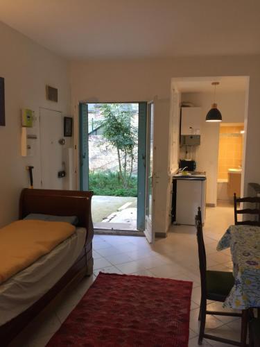 Proche du Château de Versaillles une Chambre avec Jardin