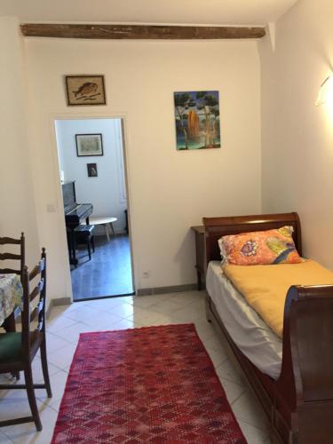 une chambre avec un lit et une salle à manger dans l'établissement Proche du Château de Versaillles une Chambre avec Jardin, à Versailles