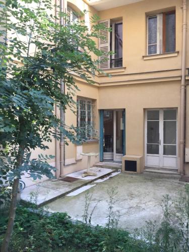 un immeuble d'appartements avec un banc dans la cour dans l'établissement Proche du Château de Versaillles une Chambre avec Jardin, à Versailles